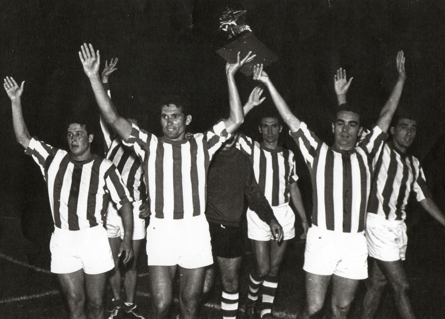 1965 los jugadores del Recreativo saludan como campeones Col Jose Ruiz Mesa